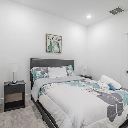 Villa Cozy Duplex Mins To Dt/ Mctr, Free Wi-Fi/ Parking